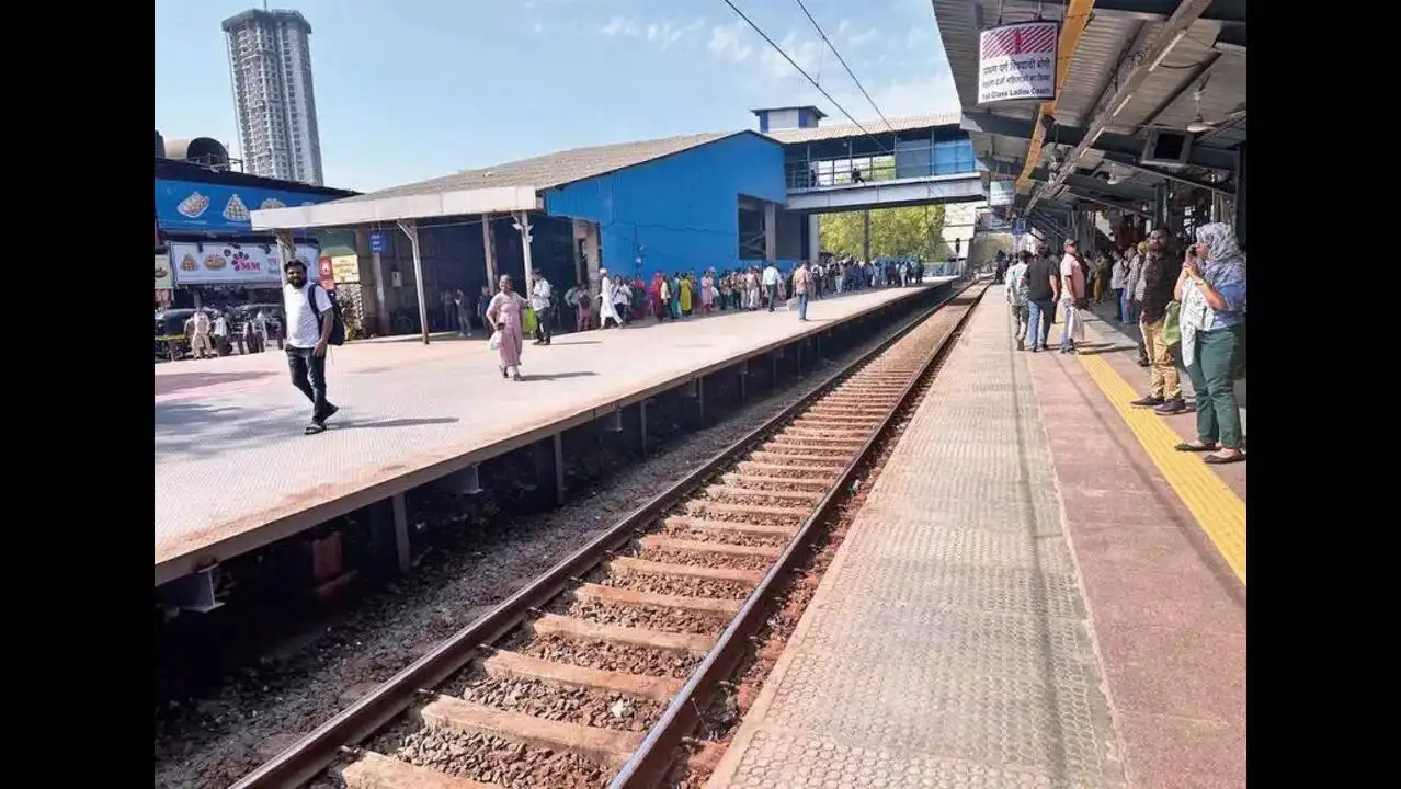 Mumbai Local Train Murder: Professor Stabbed to Death at Malad Station, Accused Arrested Within 12 Hours