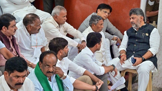 DK Shivakumar Leads Sit-In Over Bulk Form 7 Filings, Demands EC Probe