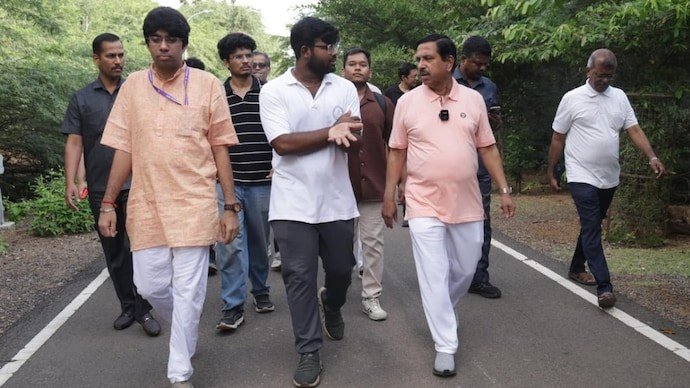 Pralhad Joshi Meets IIT Madras Students During Morning Walk, Discusses India’s Future