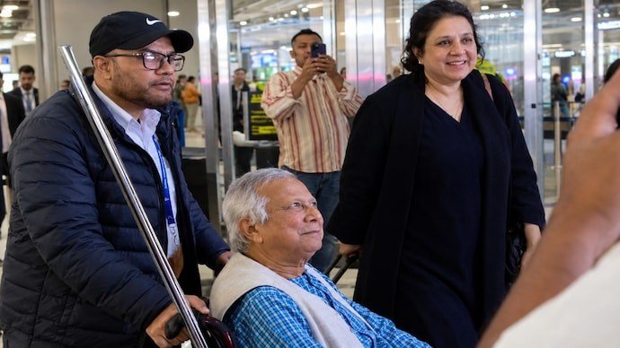 Muhammad Yunus Heckled by Bangladeshi Expatriates at New York’s JFK Airport