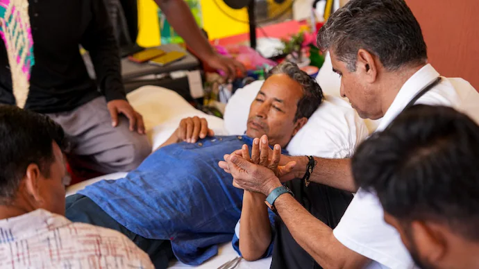 sonam-wangchuk-hunger-strike-health-effects Sonam Wangchuk during hunger strike highlighting the health effects of prolonged fasting