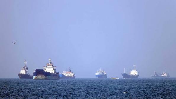 us-iran-hormuz-port-blockade-crisis Military vessels near the Strait of Hormuz amid renewed US blockade on Iranian ports and rising Middle East tensions.