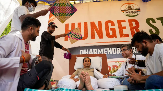 sonam-wangchuk-cjp-hunger-strike-delhi Sonam Wangchuk continues his hunger strike as the Cockroach Janta Party announces a mass fast in support of the NEET protest.